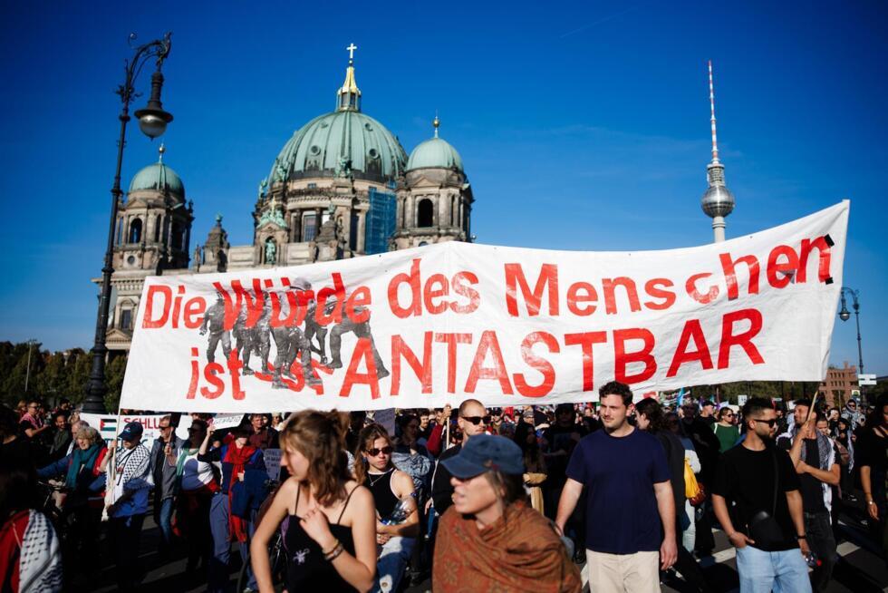 Los participantes sostienen una pancarta que dice 'La dignidad humana es inviolable' durante una manifestación en apoyo a Gaza, bajo el lema 'Juntos por Gaza', motivada por el partido de izquierda alemán en Berlín, Alemania, el 27 de septiembre de 2025.