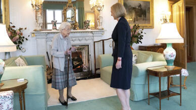 La reina Isabel da la bienvenida a Liz Truss durante una audiencia en la que invitó al recién elegido líder del Partido Conservador a convertirse en primer ministro y formar un nuevo gobierno, en el Castillo de Balmoral, Escocia, Gran Bretaña, el 6 de septiembre de 2022.