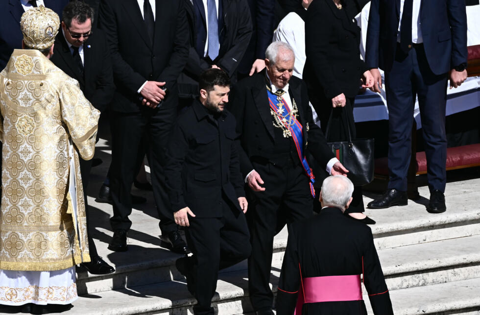 Le président ukrainien Volodomyr Zelensky (c) arrive pour assister aux funérailles du pape François place Saint-Pierre au Vatican, le 26 avril 2025