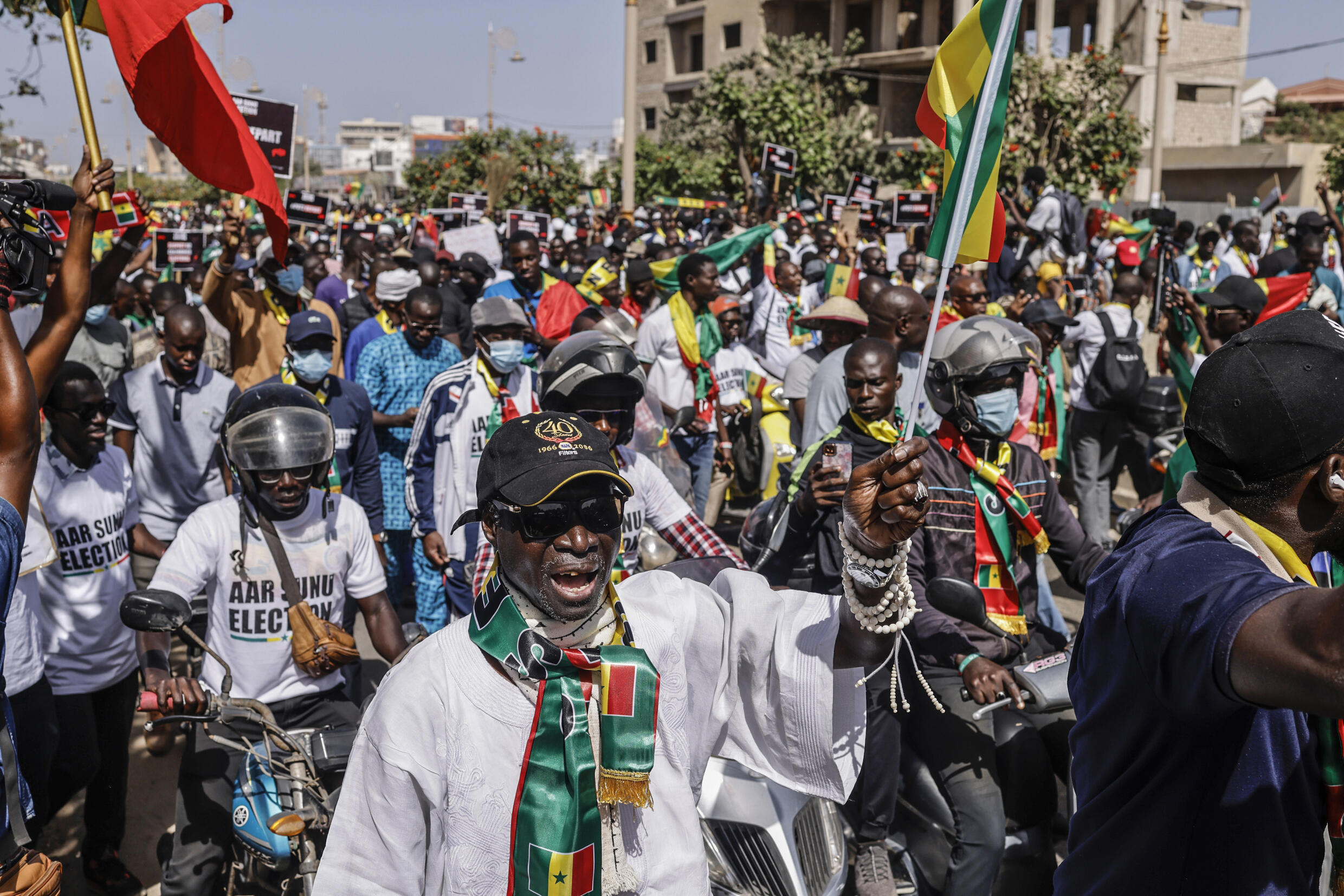 Des milliers d'opposants participent à Dakar à une marche contre le report des élections au Sénégal, le 17 février 2024