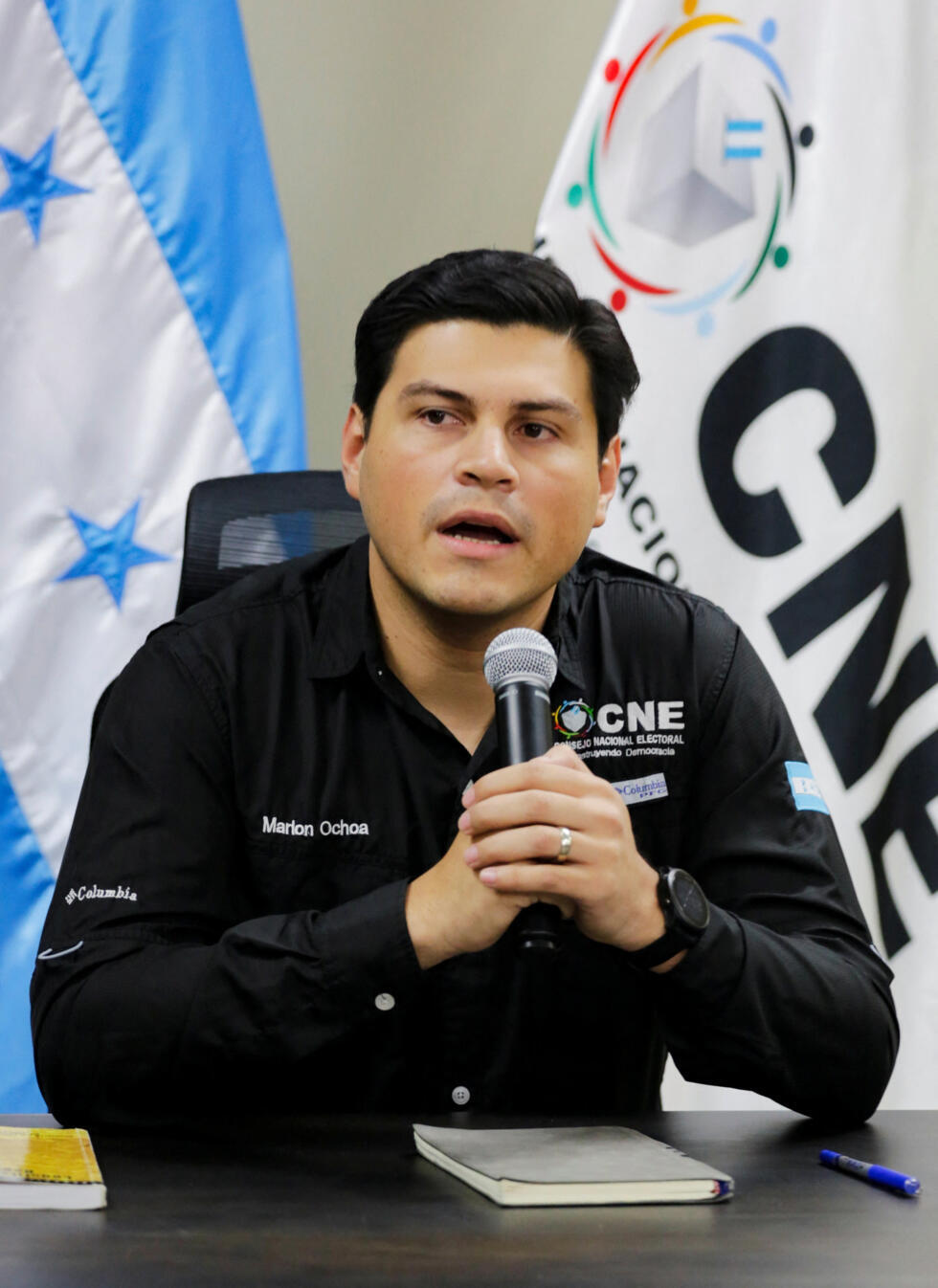 Marlon Ochoa, miembro del Consejo Nacional Electoral de Honduras, se dirige a los medios de comunicación después de que el secretario de Estado de EE. UU., Marco Rubio, anunciara el viernes que el Departamento de Estado ha denegado la solicitud de visado de Ochoa, en Tegucigalpa, Honduras, el 19 de diciembre de 2025.