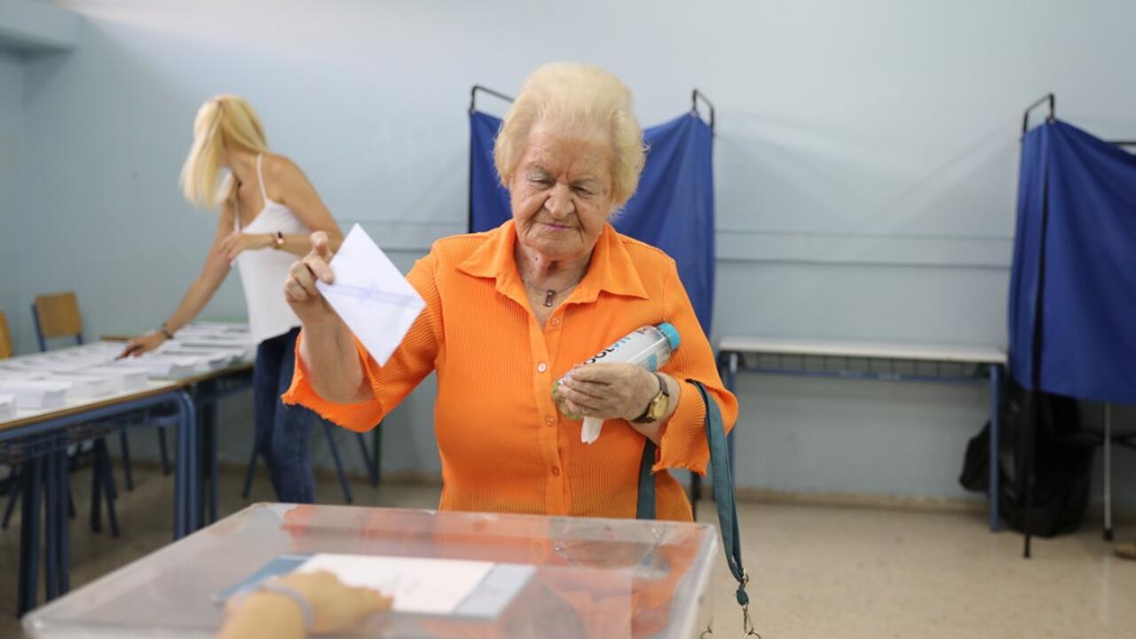 Prisionera de su deuda, Grecia vota apostando por sus élites