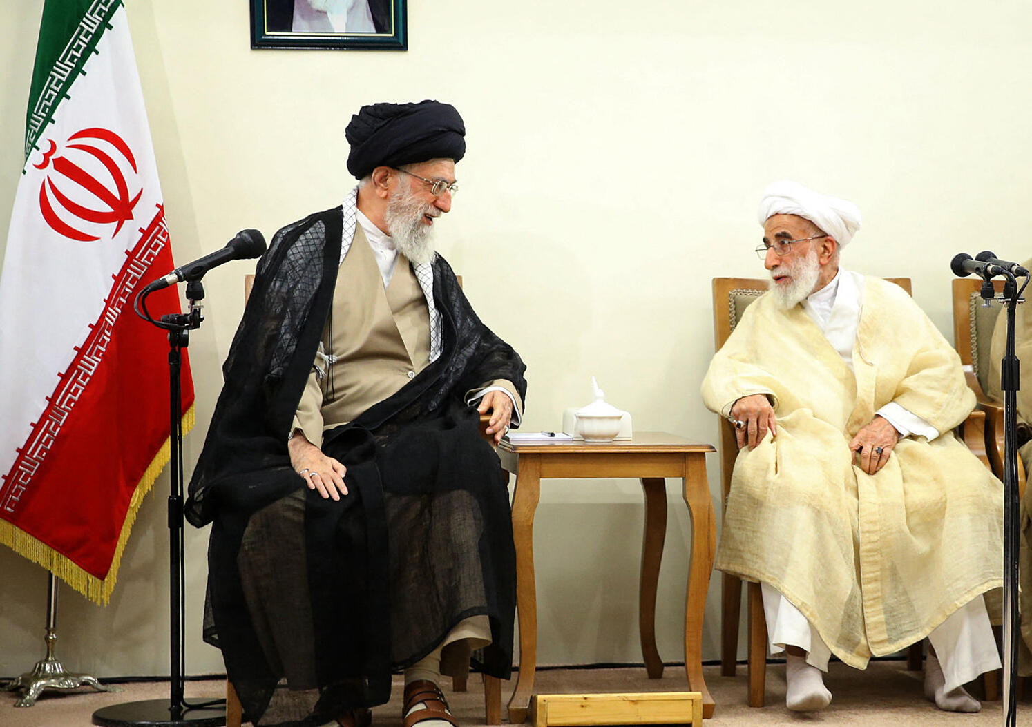 Le guide suprême iranien et le chef de l'Assemblée des experts Ahmad Jannati, aujourd'hui âgé de 97 ans, ici en 2017 à Téhéran.