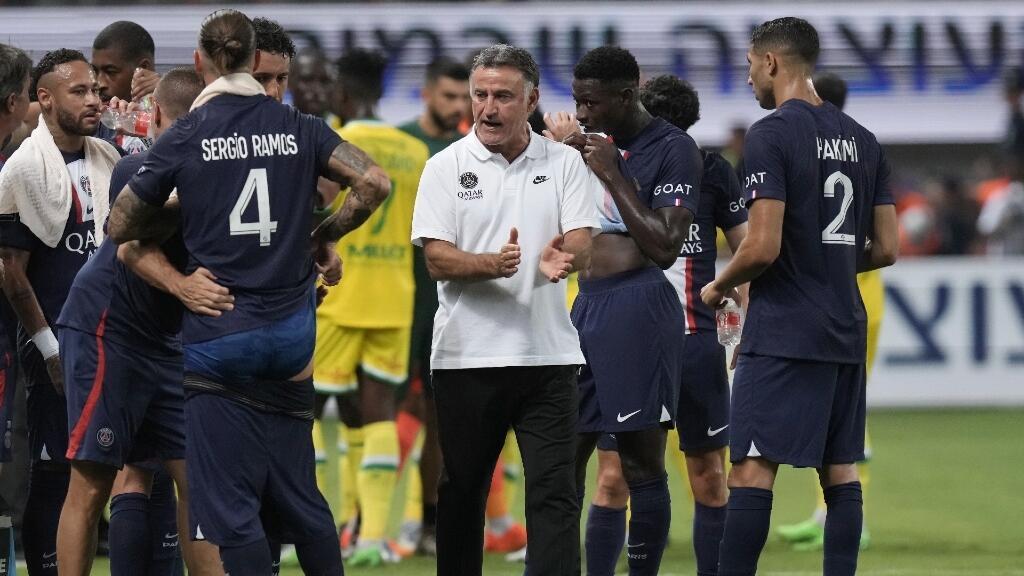 El entrenador del Paris Saint-Germain, Christophe Galtier, alienta a sus jugadores durante un parón para tomar agua en la Supercopa de Francia, en Tel Aviv, el 31 de julio de 2022.