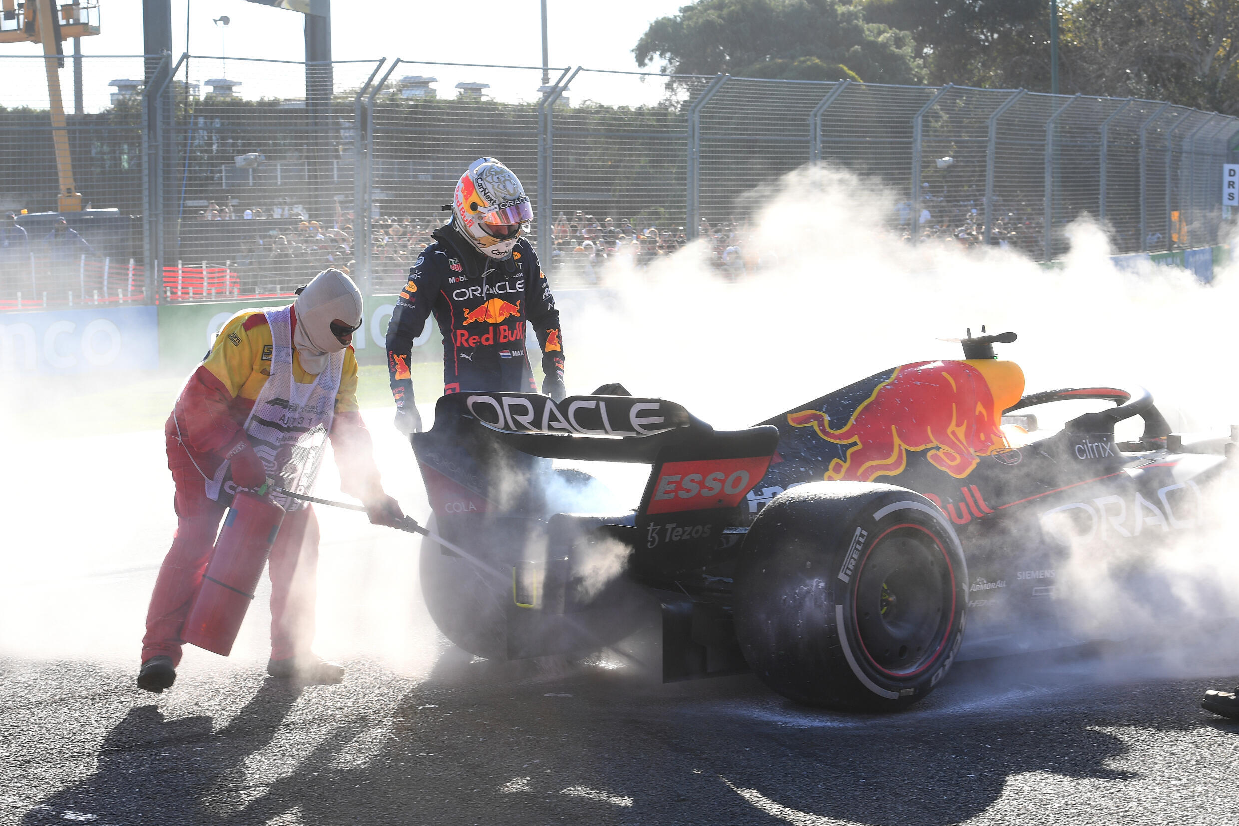 Marshall utilise un extincteur alors que Max Verstappen s'occupe de l'abandon de Red Bull au 40e tour à Albert Park