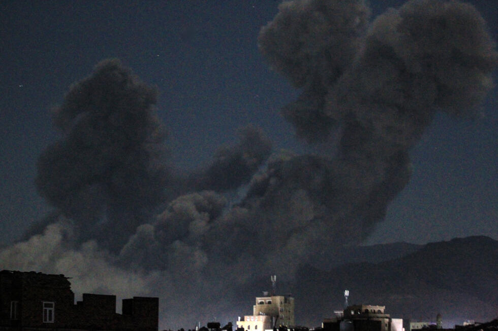 Colonnes de fumée s'élèvent au dessus de Sanaa après des frappes américaines, le 16 mars 2025