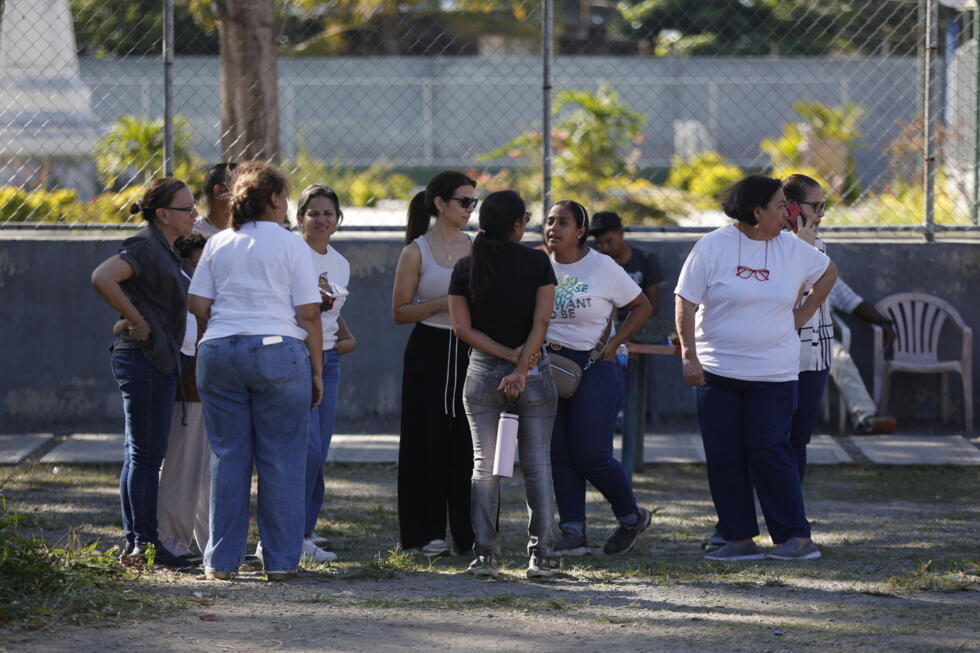 Des proches de prisonniers attendent devant la prison El Rodeo à Caracas, le 8 janvier 2026