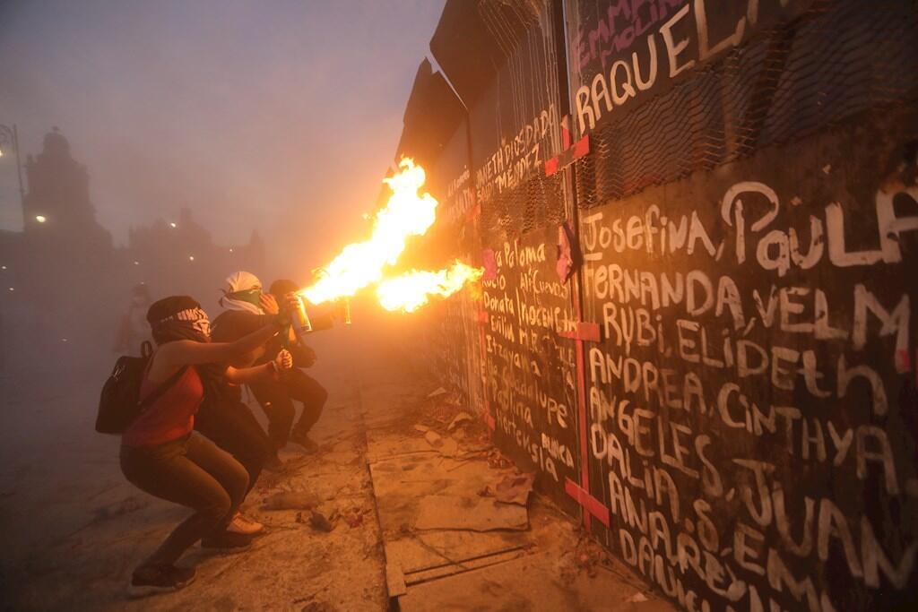 Mujeres activistas protestan hoy durante el Día Internacional de la Mujer en el Zócalo de la Ciudad de México (México).