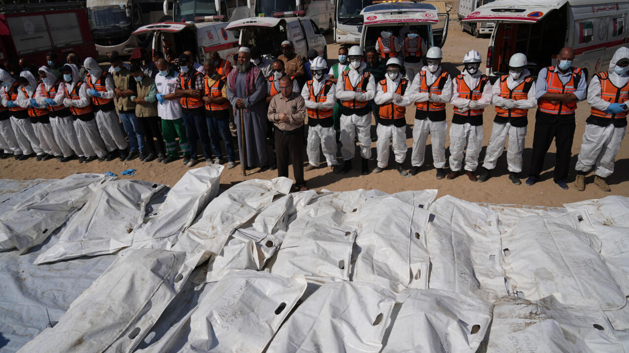 الهدنة في غزة: مجمع ناصر الطبي يعلن تلقيه جثامين 15 فلسطينيا وإسرائيل تتسلم رفات رهينة