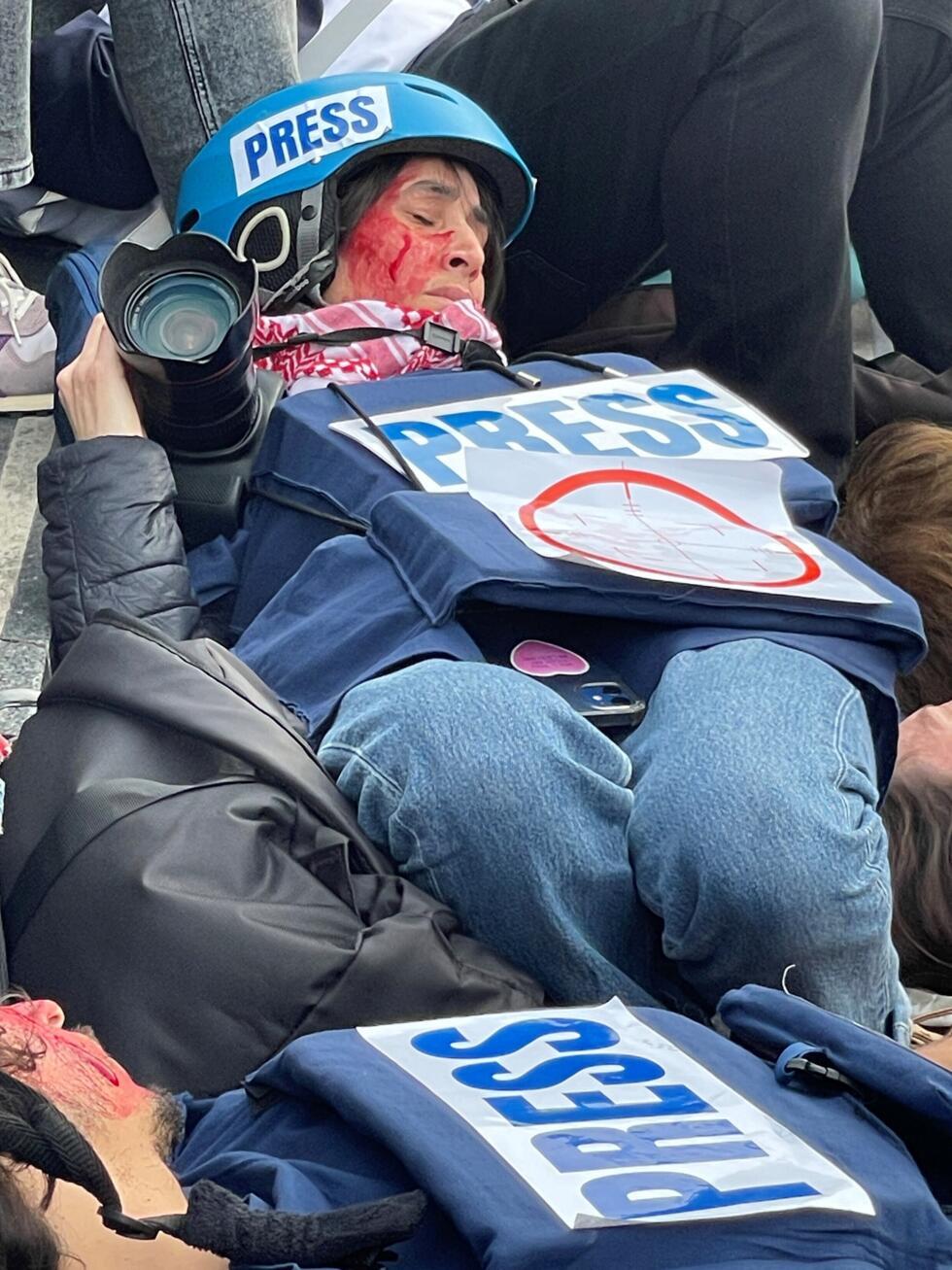 وقفة تضامنية لصحافيين فرنسيين تنديدا بمقتل مراسلين إعلاميين في غزة من قبل الجيش الإسرائيلي. 16 أبريل/نيسان 2025.