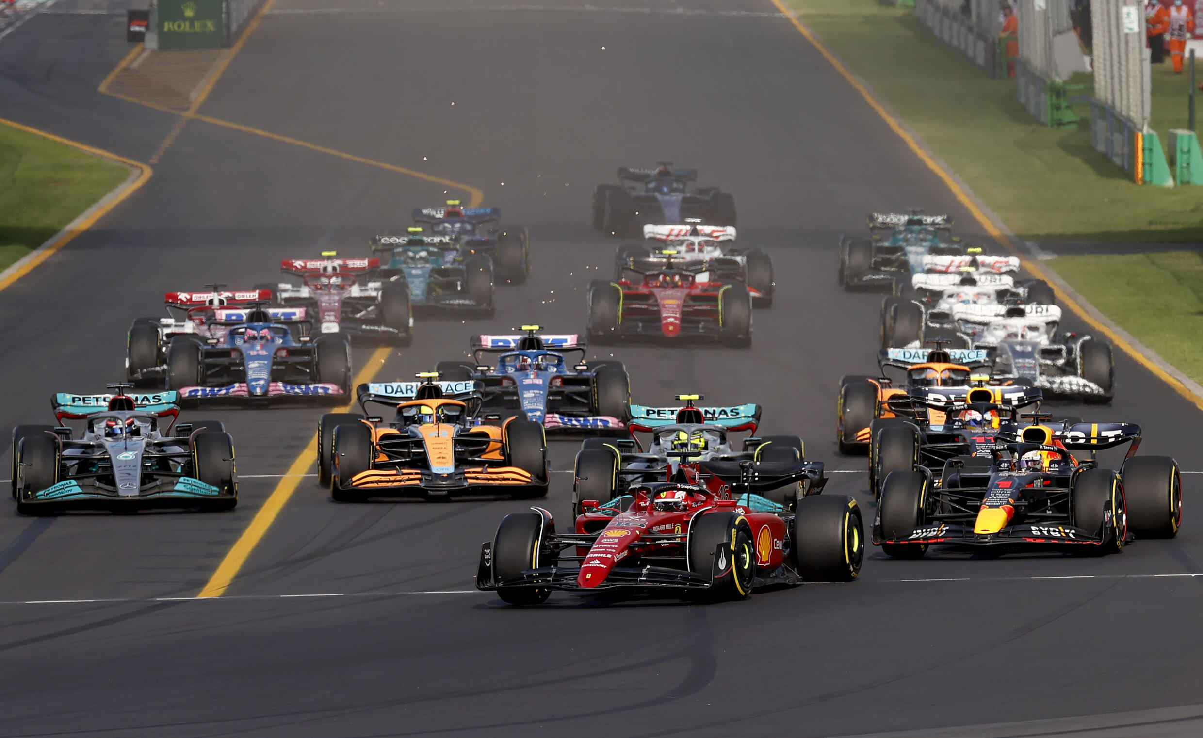 Le pilote Ferrari Charles Leclerc mène le groupe au premier virage du Grand Prix de Formule 1 d'Australie 2022