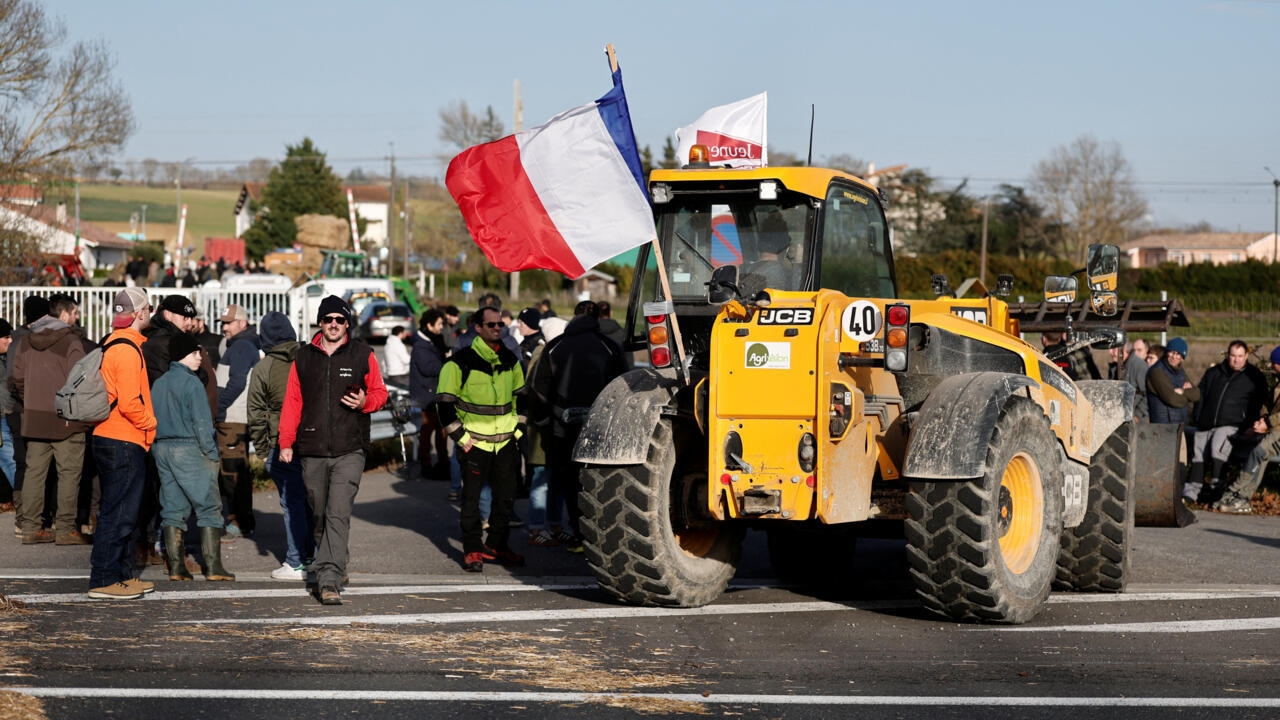 فرنسا: مزارعون غاضبون يغلقون طرقات وسكك حديد في عدة مدن لإجبار الحكومة على"سماعهم"