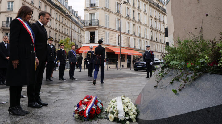 وضع الرئيس الفرنسي إيمانويل ماكرون ورئيسة بلدية باريس آن هيدالغو إكليلا من الزهور أمام كاريون وبوتي كامبودج في الدائرة الحادية عشرة من العاصمة، تكريما لضحايا هجمات 13 نوفمبر/تشرين الثاني.