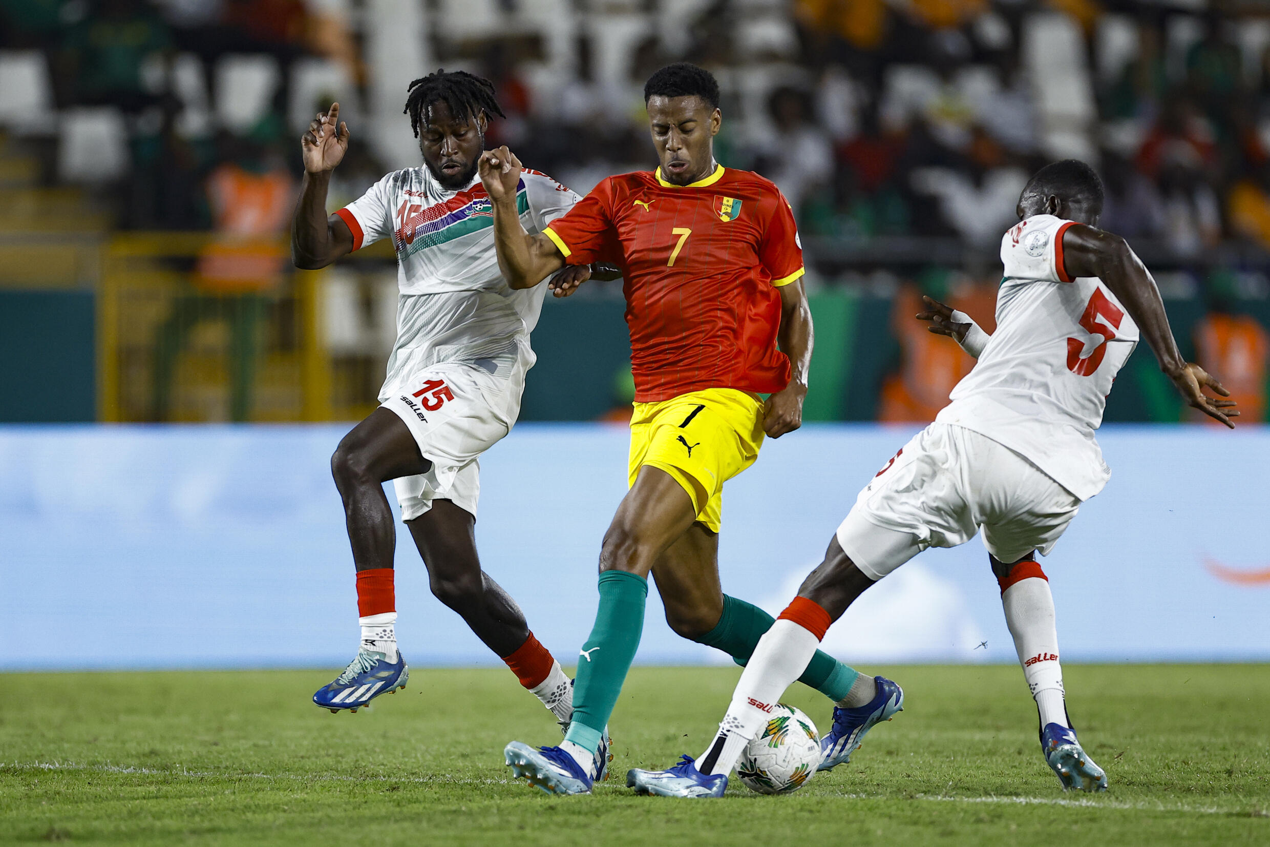 Morgan Guilavogui défie la défense gambienne à Yamoussoukro, le 19 janvier 2024