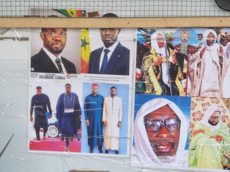 Photos d'Ousmane Sonko et de Bassirou Diomaye faye dans un atelier de cordonnerie dakar