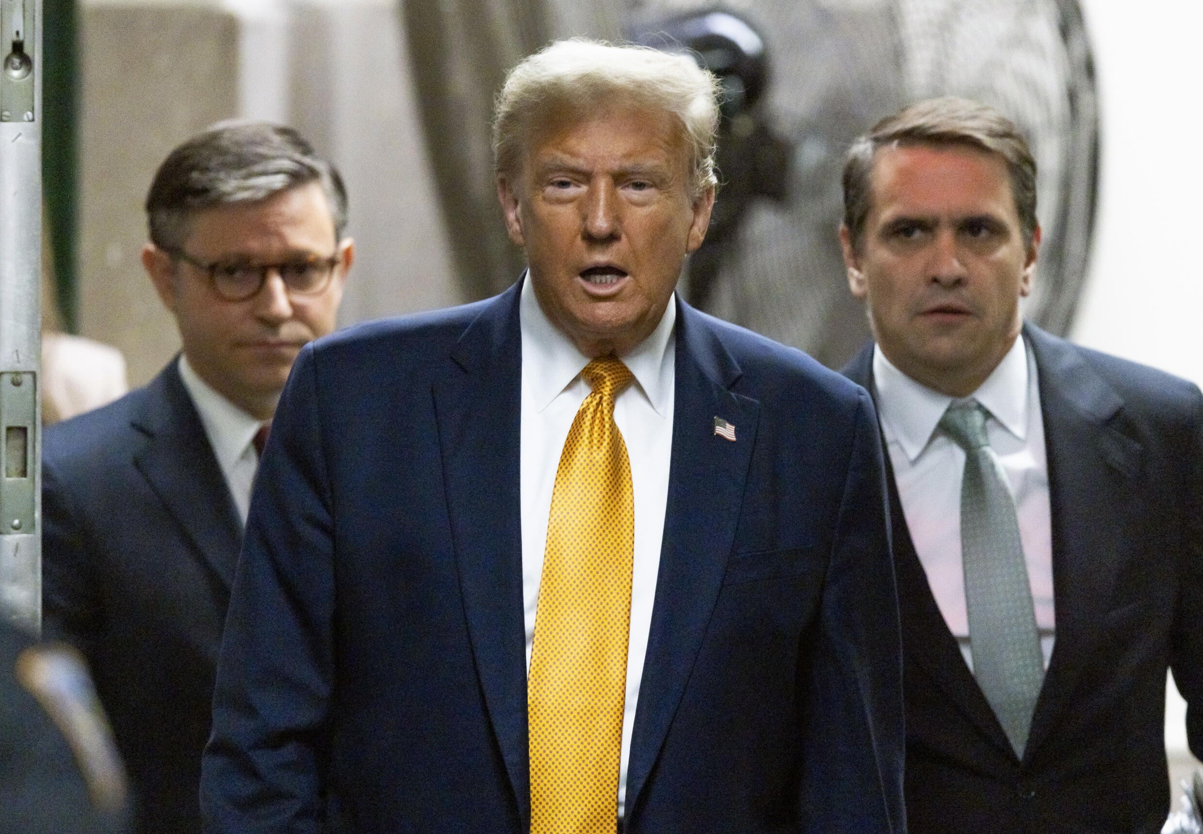 L'ancien président américain Donald Trump (c) arrive au tribunal accompagné de son avocat Todd Blanche (D) et du chef de la Chambre des représentants, le républicain Mike Johnson, le 14 mai 2024 à New York