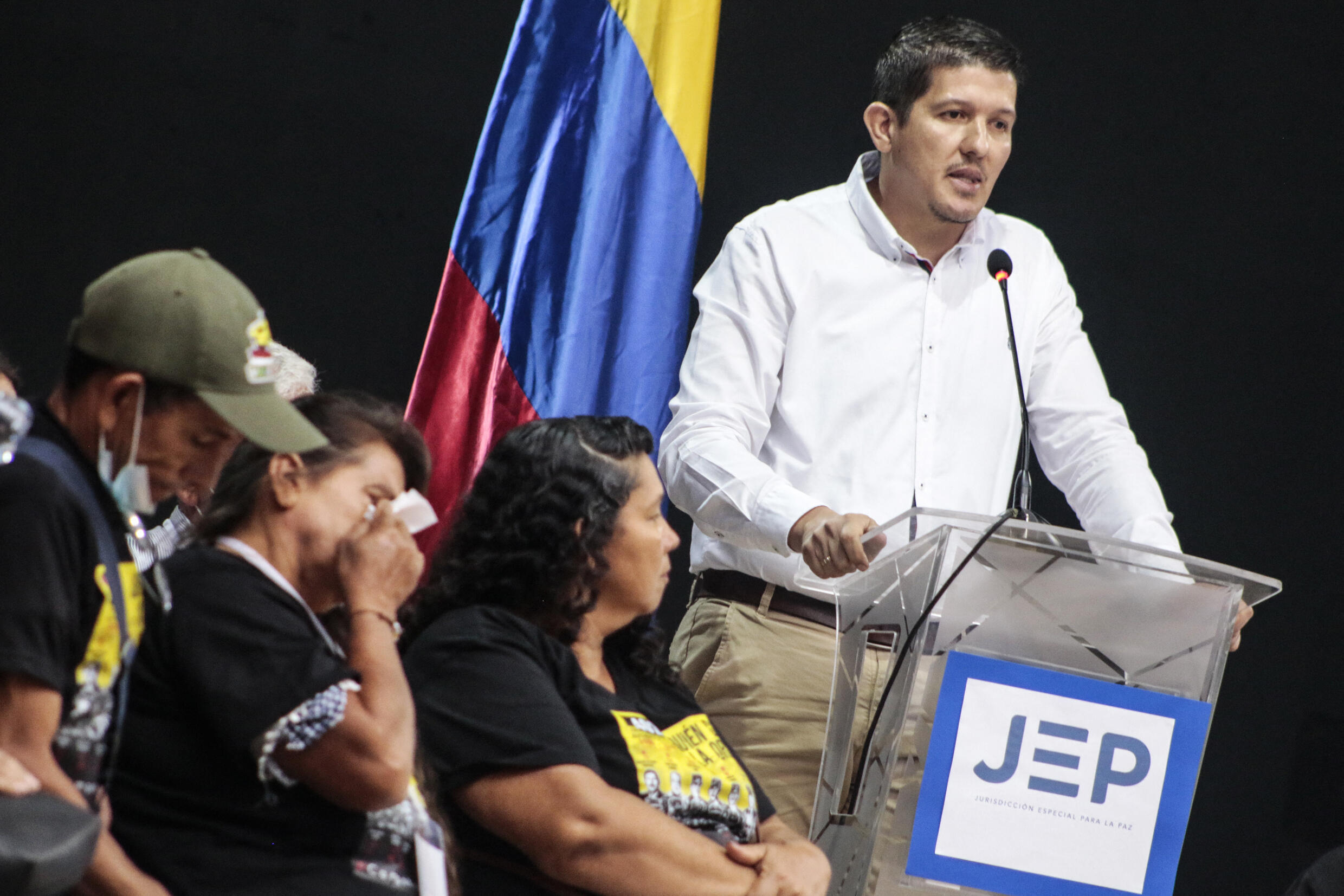 El ex miembro de las Fuerzas Armadas de Colombia Guillermo Gutiérrez (R) habla junto a los familiares de las víctimas durante una audiencia organizada por la Jurisdicción Especial para la Paz (JEP) en Ocana, Colombia, el 26 de abril de 2022.