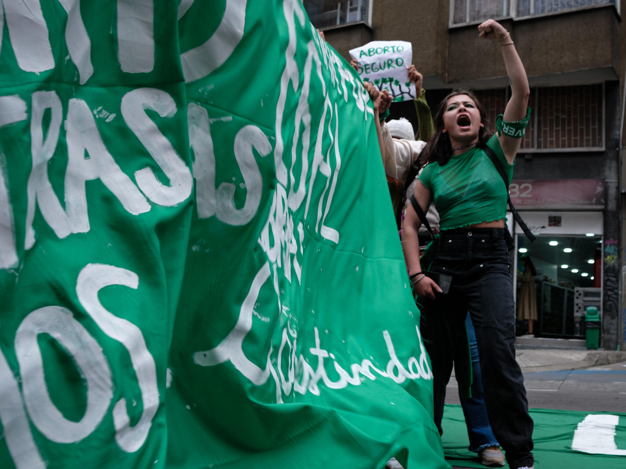 Pese a los desafíos en su implementación a lo largo del territorio, el aborto es un derecho en Colombia.