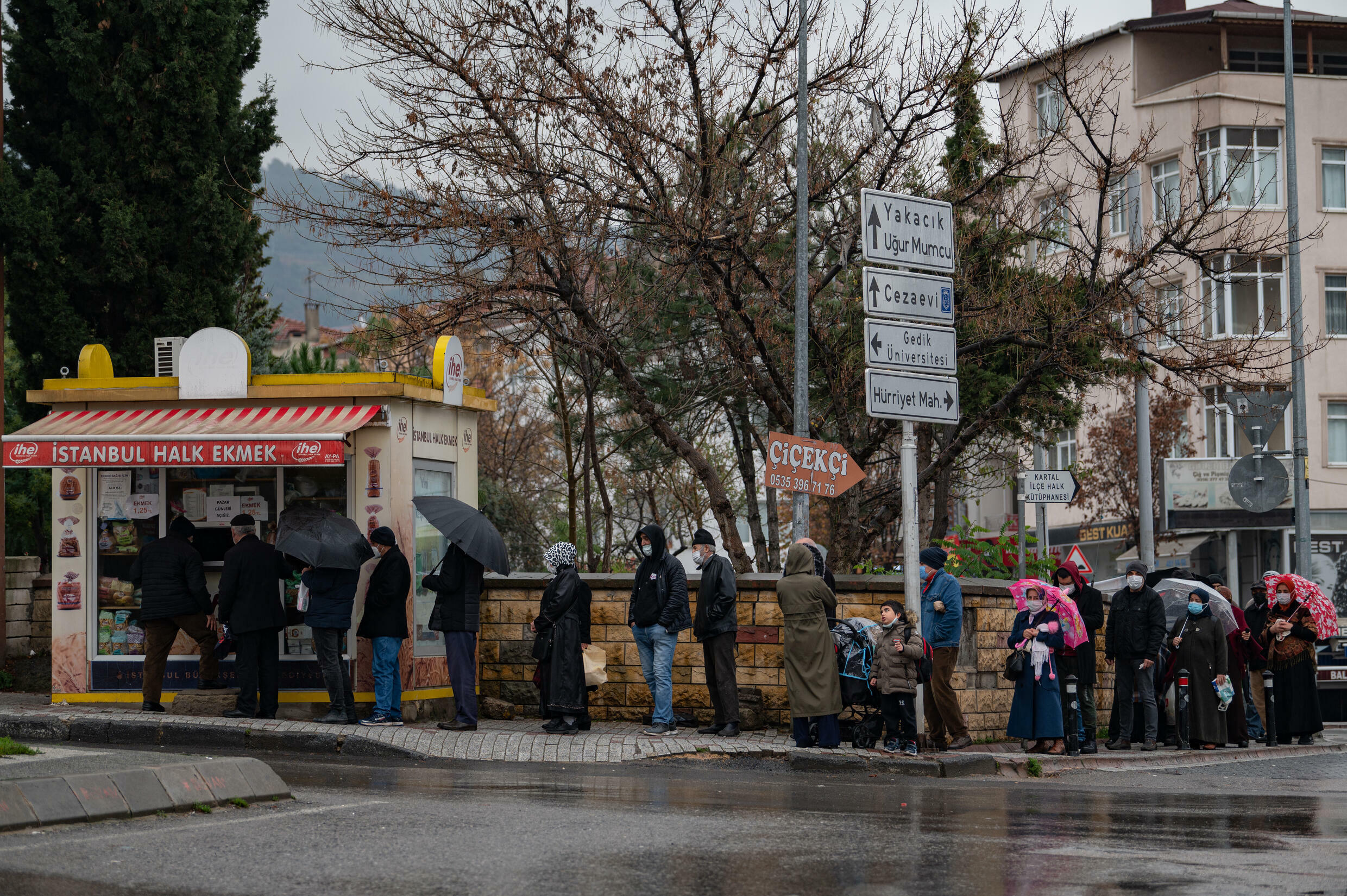 Uzun kuyruklar, 19 yıllık iktidarının en zorlu seçimlerinden biriyle karşı karşıya kalan Cumhurbaşkanı Recep Tayyip Erdoğan için endişe verici bir senaryo.