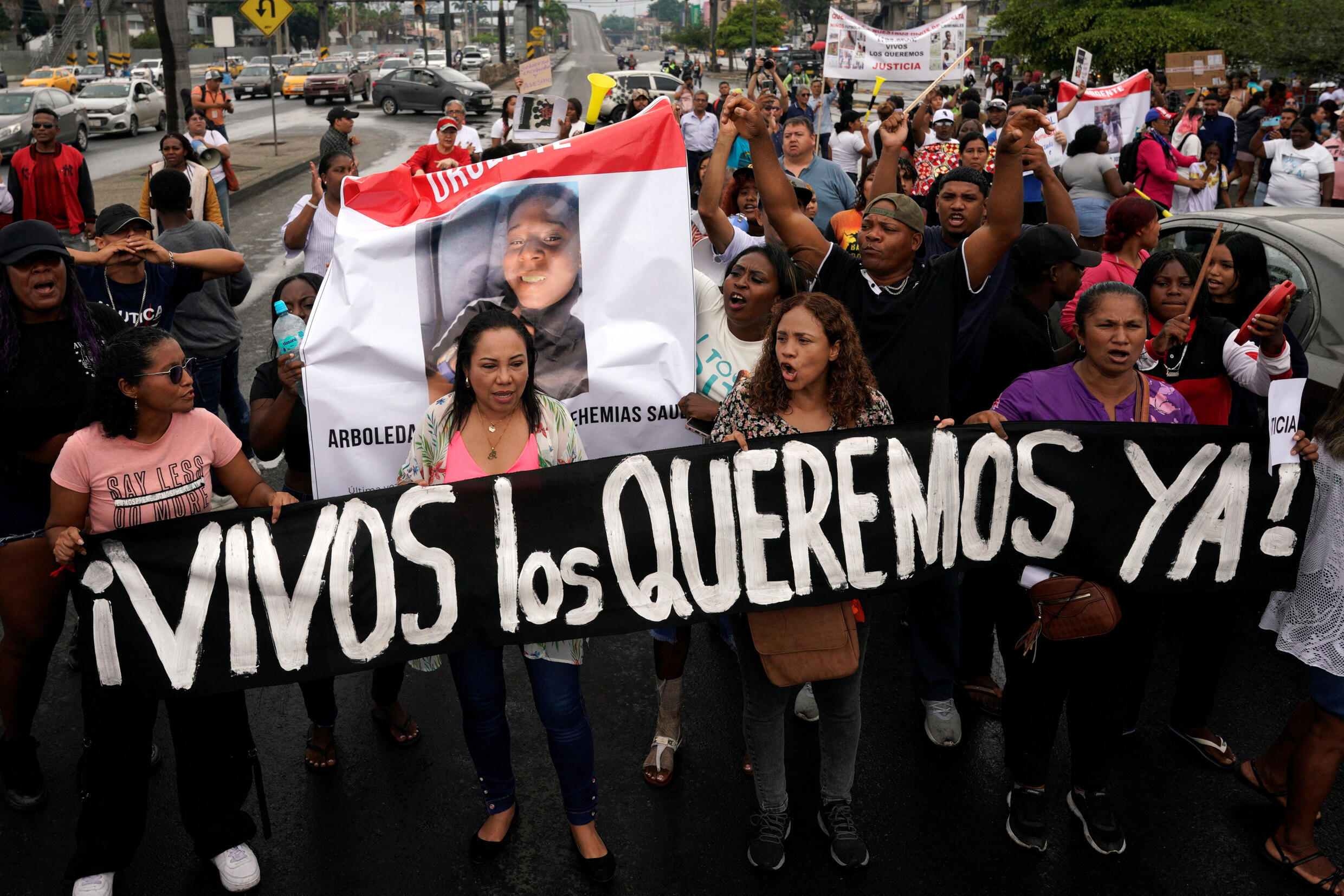 Protestas frente a un complejo judicial contra la desaparición forzada de cuatro menores en Guayaquil, Ecuador, el 31 de diciembre de 2024.
