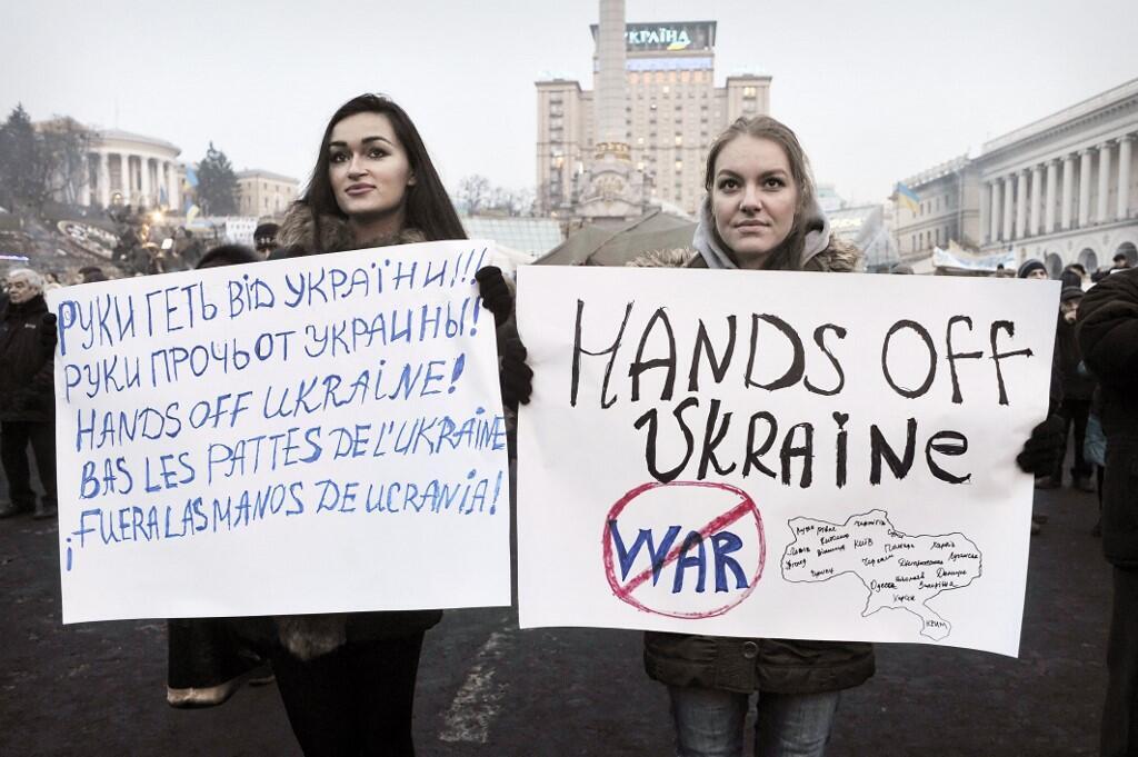 Jóvenes Sitinen carteleients uczestniczący w proteście przeciwko guerra i interferncia rusa en los asuntos politicos de ucrania en plaza de la Independencecia de Kiev, 2 marca 2014 r.