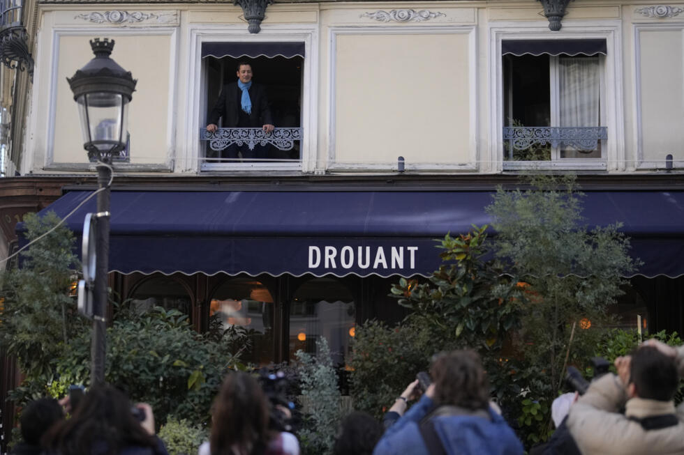 Le romancier français Jean-Baptiste Andrea apparaît au balcon du restaurant Drouant après avoir remporté le prix Goncourt pour son roman "Veiller sur elle", à Paris, le 7 novembre 2023.