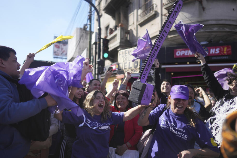 Los partidarios del presidente Javier Milei asisten a un mitin electoral de su partido antes de las elecciones legislativas provinciales en Lomas de Zamora, Argentina, el miércoles 27 de agosto de 2025.