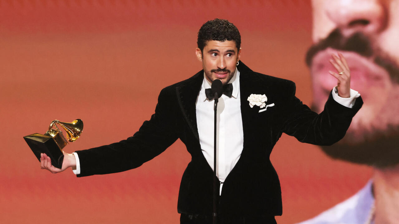 باد باني ينتقد ترامب: الفائز بجائزة غرامي تاريخية عن ألبوم ريغيتون يهاجم سياسات الهجرة