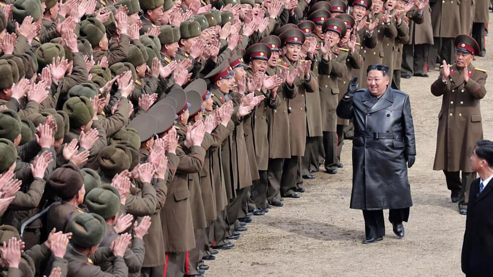 Esta fotografía, tomada el 25 de febrero de 2025 y publicada por la agencia oficial de noticias de Corea del Norte, Korean Central News Agency (KCNA), a través de KNS el 26 de febrero de 2025, muestra al líder norcoreano Kim Jong Un (C) visitando la Academia Militar Kang Kon en Pyongyang.