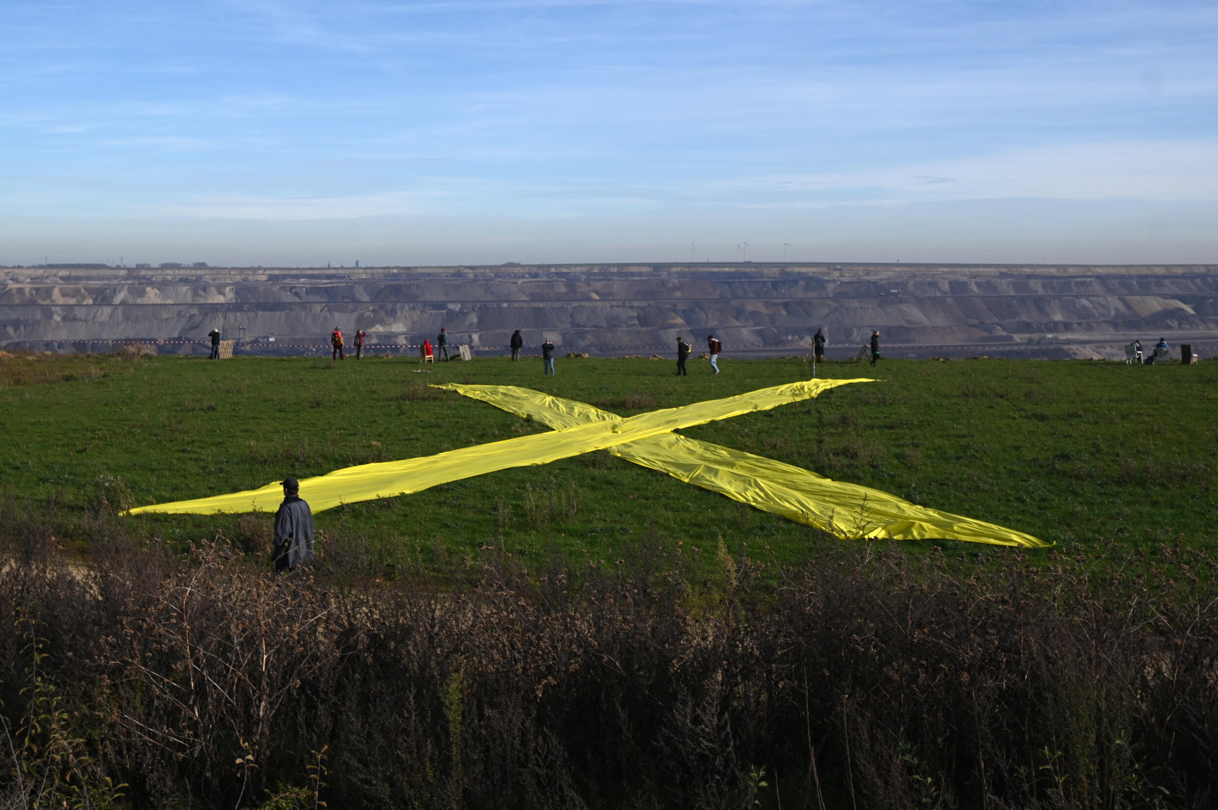 Les militants ont soulevé une énorme croix jaune - un symbole contre l'expansion de la mine de charbon - dans un champ